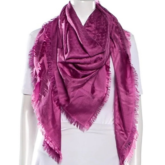 𝅺GUCCI silk scarf new with tags - Picture 1 of 5